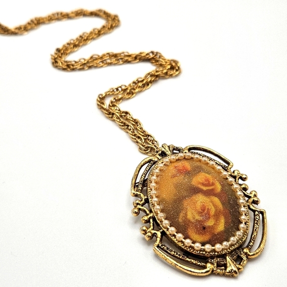 VINTAGE Floral Roses Cameo Gold Tone Ornate Pendant Necklace or Brooch Pin - Picture 6 of 9